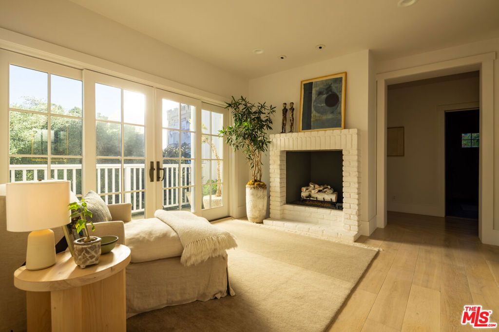 Image 19 of property listing at 664 Elkins Road, Los Angeles, CA 90049