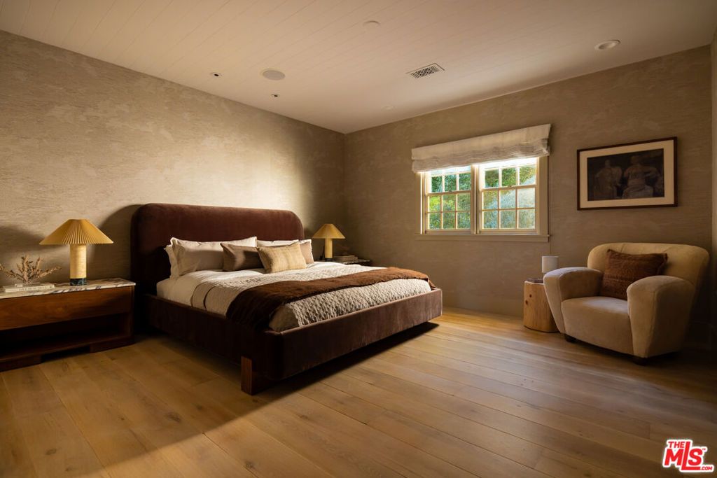 Image 22 of property listing at 664 Elkins Road, Los Angeles, CA 90049