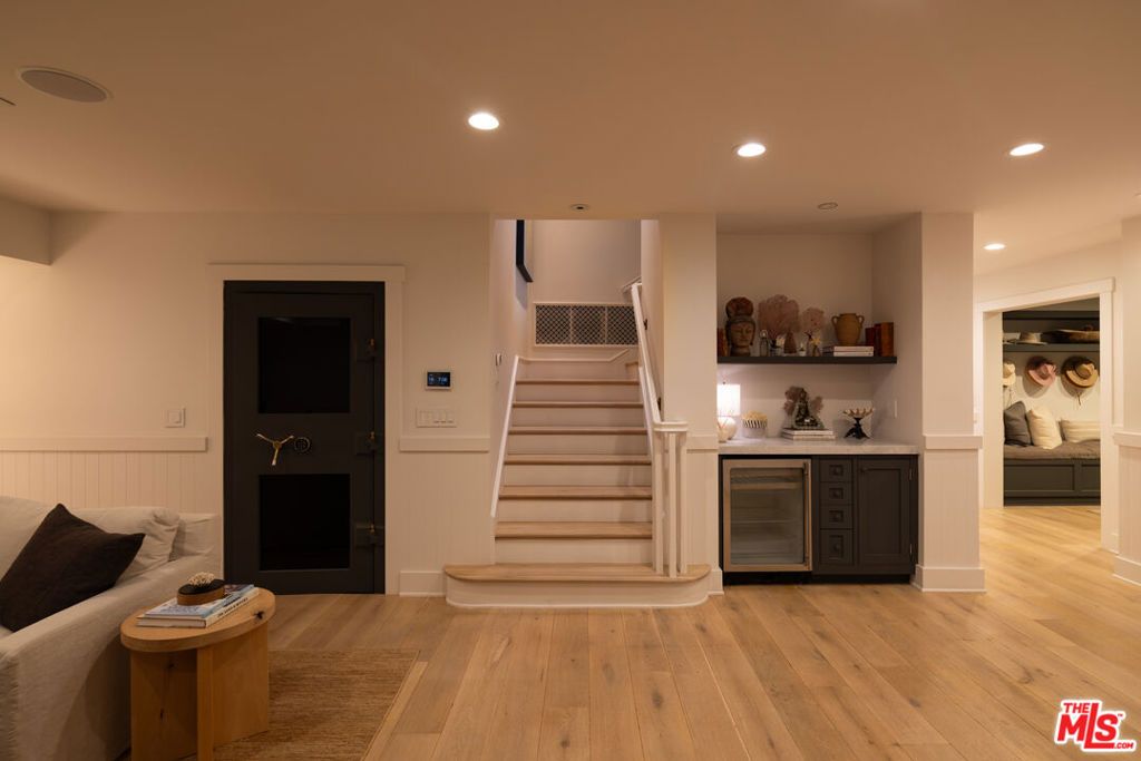 Image 26 of property listing at 664 Elkins Road, Los Angeles, CA 90049