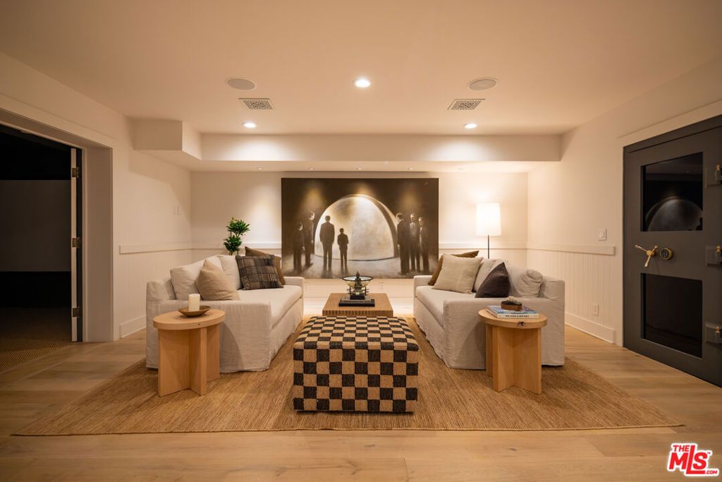 Image 27 of property listing at 664 Elkins Road, Los Angeles, CA 90049