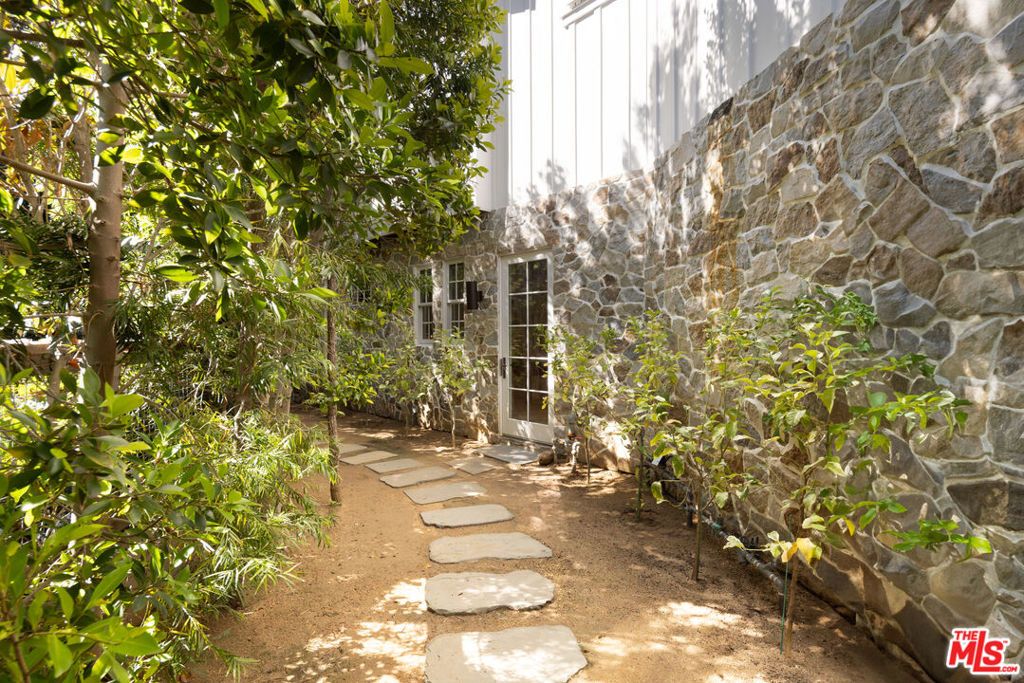 Image 39 of property listing at 664 Elkins Road, Los Angeles, CA 90049