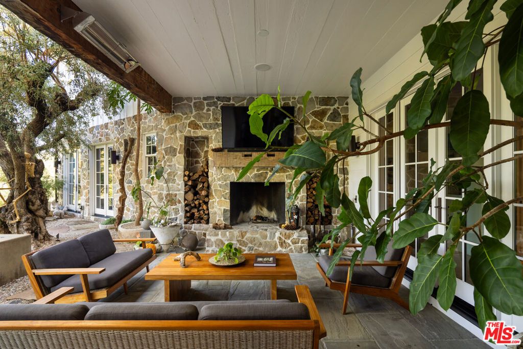 Image 4 of property listing at 664 Elkins Road, Los Angeles, CA 90049