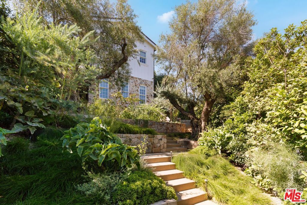 Image 40 of property listing at 664 Elkins Road, Los Angeles, CA 90049