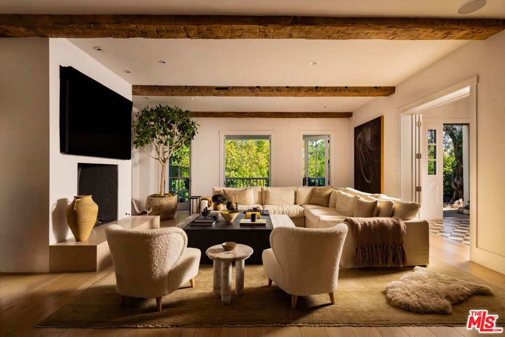 Image 6 of property listing at 664 Elkins Road, Los Angeles, CA 90049