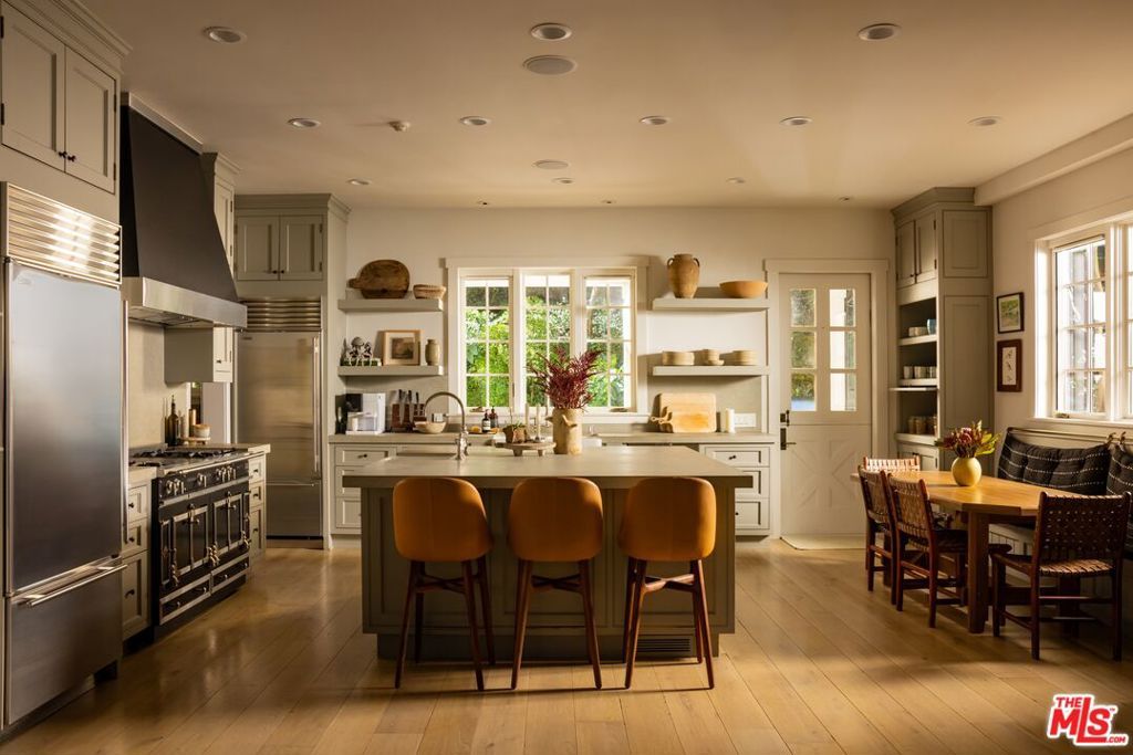 Image 8 of property listing at 664 Elkins Road, Los Angeles, CA 90049