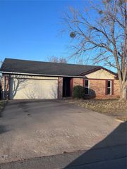 9713 Oak Tree Terrace, Midwest City, OK 73130