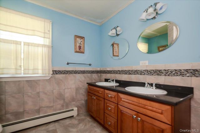 2 Richard Lane, Huntington, NY 11743