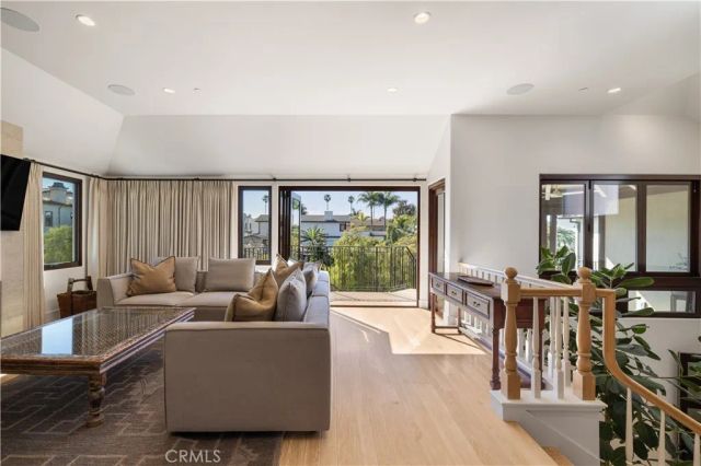 2204 Waterfront Drive, Corona Del Mar, CA 92625