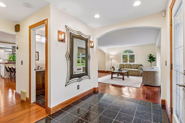1836 Prior Avenue N, Falcon Heights, MN 55113