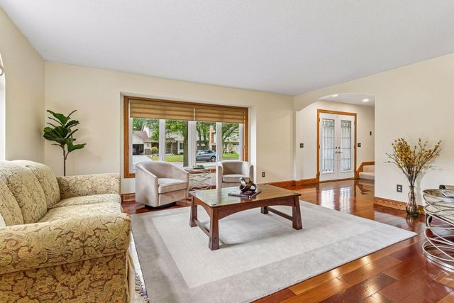 1836 Prior Avenue N, Falcon Heights, MN 55113