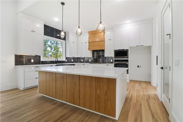 1903 NE Chaucer Street, Bentonville, AR 72712