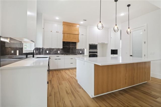 1903 NE Chaucer Street, Bentonville, AR 72712