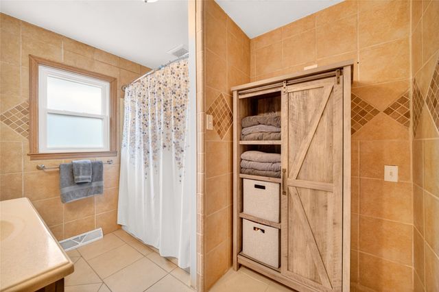 2818 48th Place, Des Moines, IA 50310