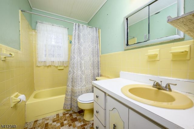 883 Stacy Pl, Rahway City, NJ 07065