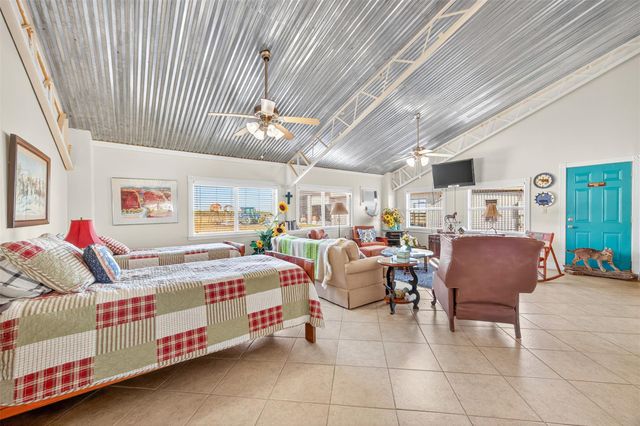672 County Road 447, Waelder, TX 78959