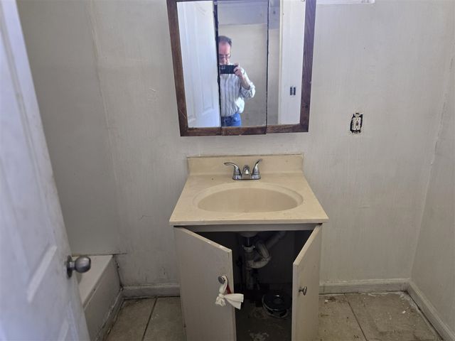 323 Ferry Avenue, Pontiac, MI 48341