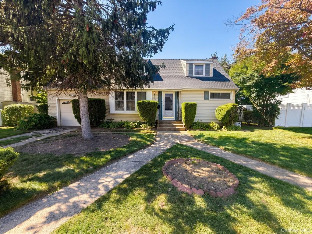 124 Westwood Road N, Massapequa Park, NY 11762 — exterior