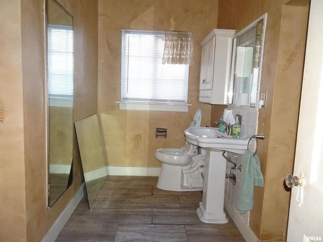 1515 Jersey Ridge Road, Davenport, IA 52803