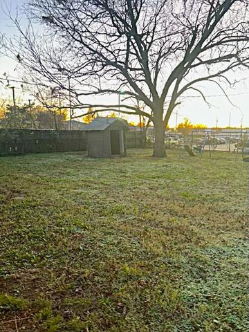 1504 N Center Avenue, Shawnee, OK 74804