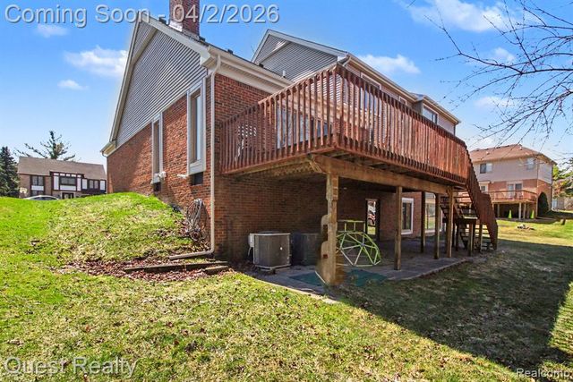 38590 Lowell Drive, Farmington, MI 48331