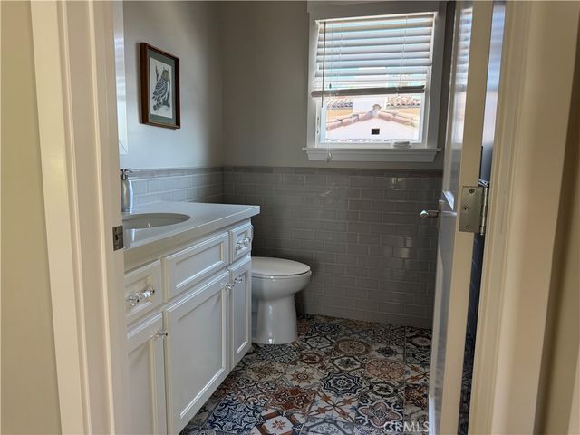 305 W Kenneth Road, Glendale, CA 91202