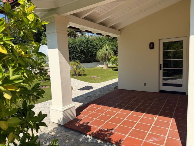 305 W Kenneth Road, Glendale, CA 91202