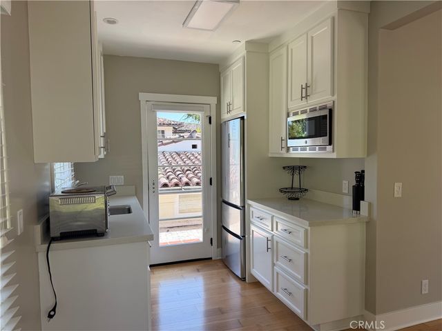 305 W Kenneth Road, Glendale, CA 91202