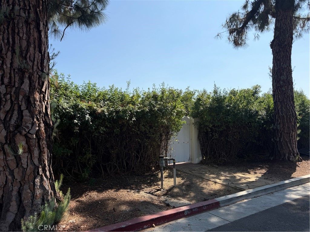 305 W Kenneth Road, Glendale, CA 91202