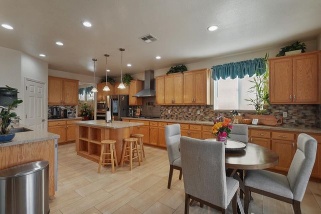 1051 Heartland Dr, Manteca, CA 95337