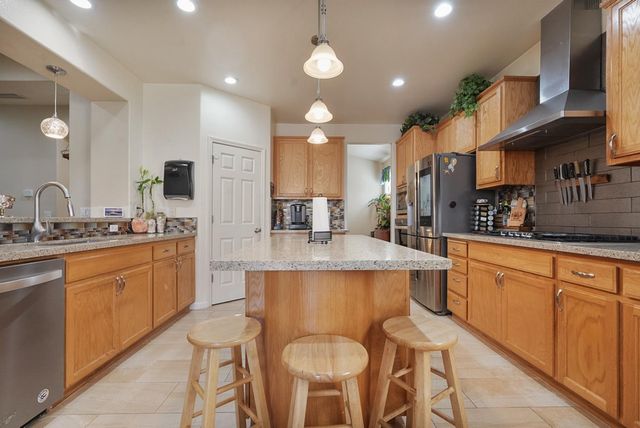 1051 Heartland Dr, Manteca, CA 95337