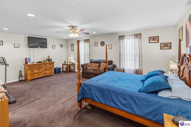 438 Willow Lake Drive, Vine Grove, KY 40175