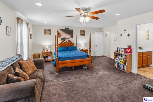 438 Willow Lake Drive, Vine Grove, KY 40175