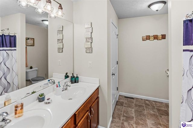 438 Willow Lake Drive, Vine Grove, KY 40175