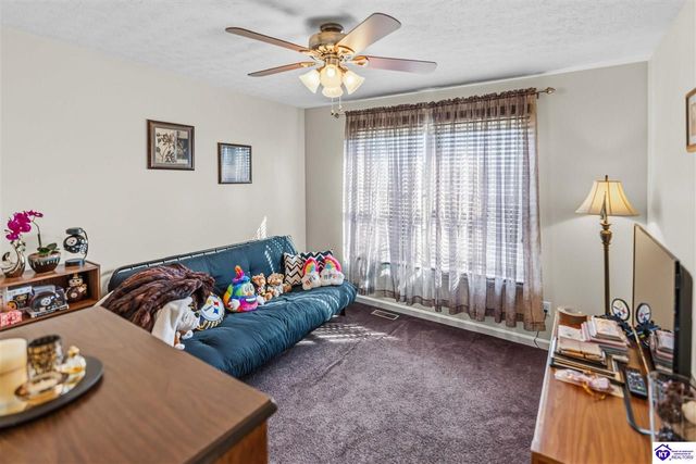 438 Willow Lake Drive, Vine Grove, KY 40175