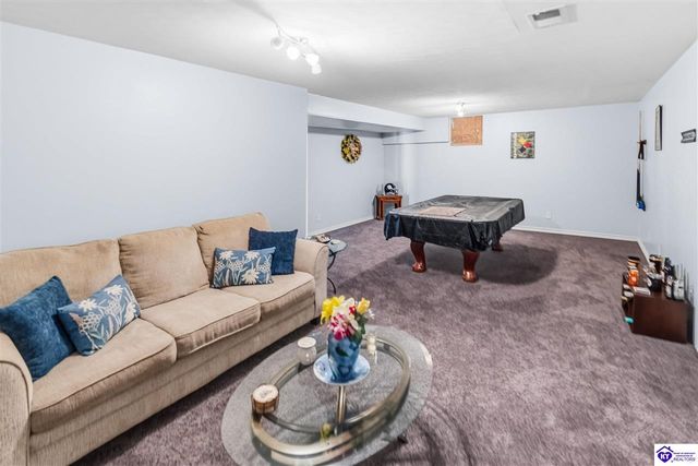 438 Willow Lake Drive, Vine Grove, KY 40175