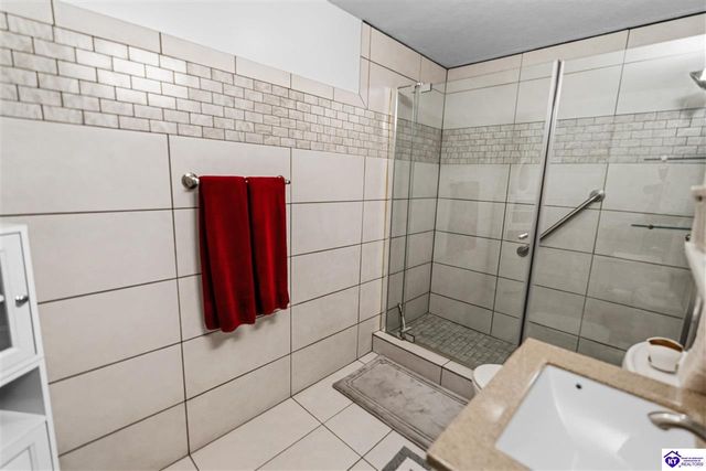 438 Willow Lake Drive, Vine Grove, KY 40175