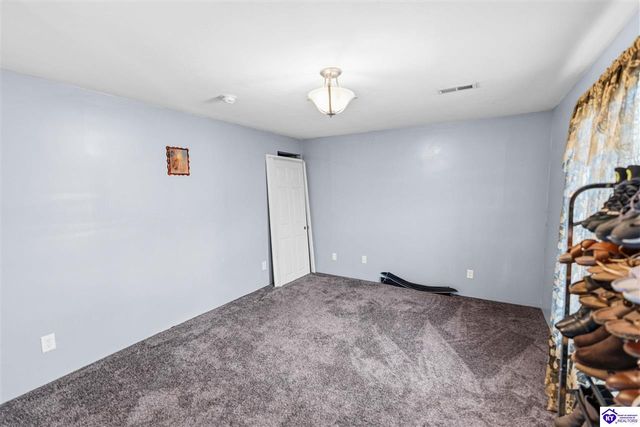 438 Willow Lake Drive, Vine Grove, KY 40175