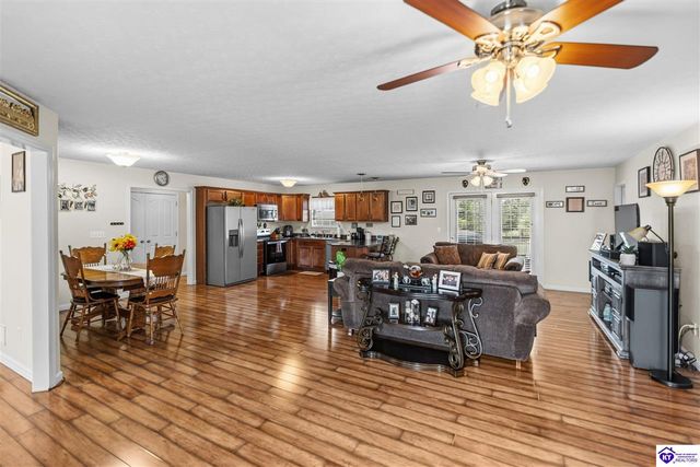 438 Willow Lake Drive, Vine Grove, KY 40175