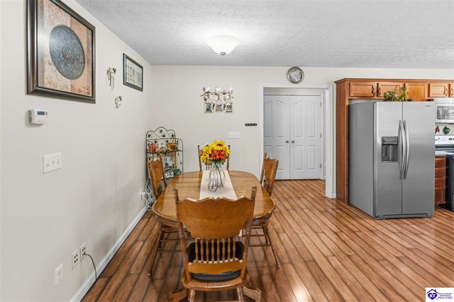 438 Willow Lake Drive, Vine Grove, KY 40175