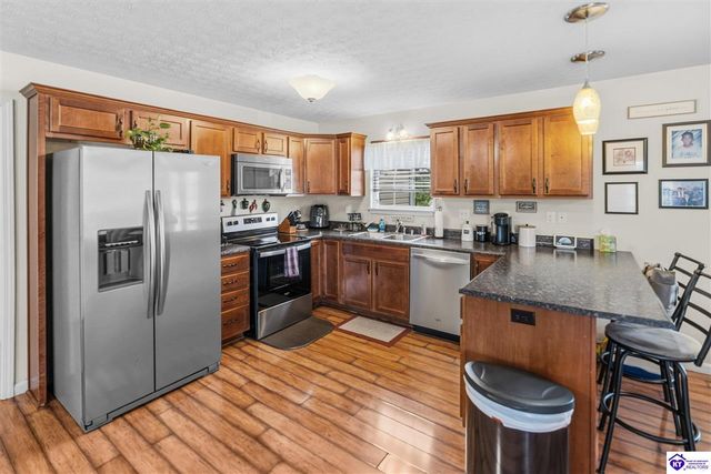 438 Willow Lake Drive, Vine Grove, KY 40175