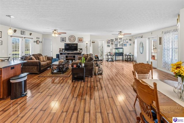 438 Willow Lake Drive, Vine Grove, KY 40175