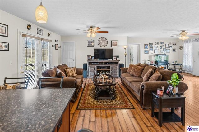 438 Willow Lake Drive, Vine Grove, KY 40175