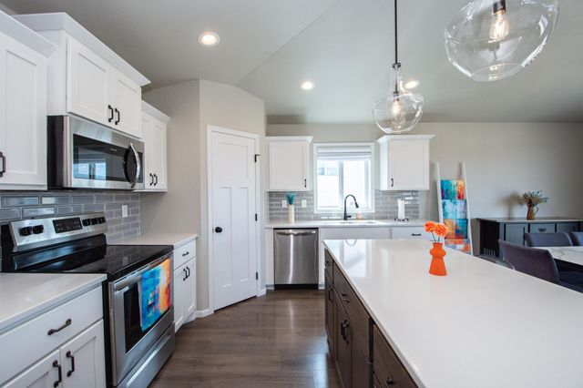 1142 Albert Court W, West Fargo, ND 58078