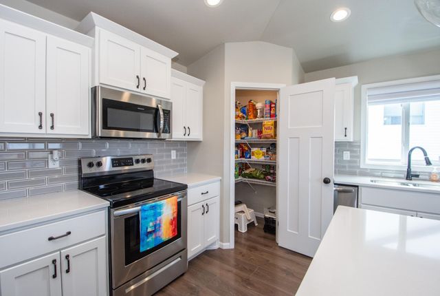 1142 Albert Court W, West Fargo, ND 58078