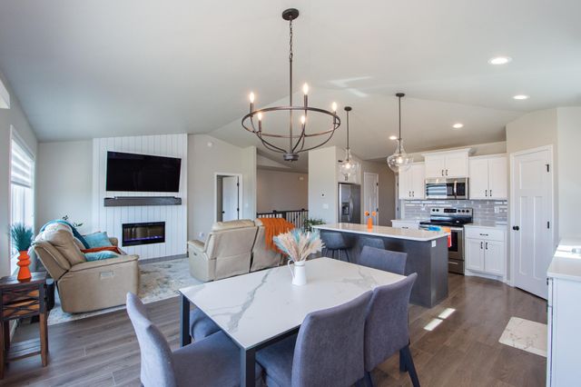 1142 Albert Court W, West Fargo, ND 58078