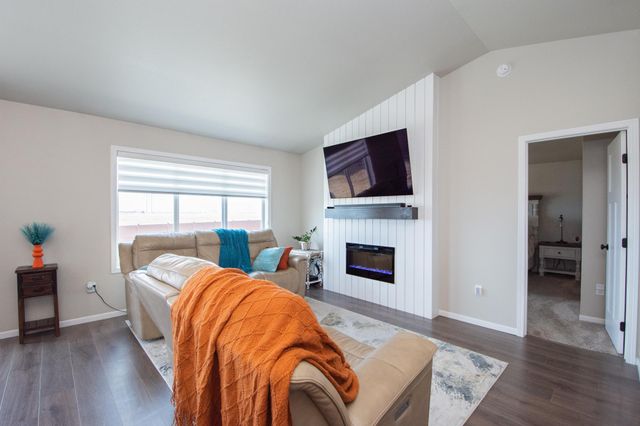 1142 Albert Court W, West Fargo, ND 58078