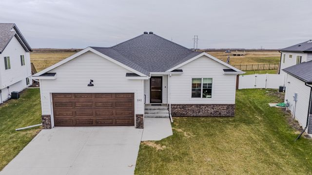 1142 Albert Court W, West Fargo, ND 58078