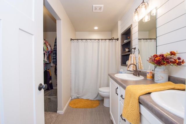 1142 Albert Court W, West Fargo, ND 58078