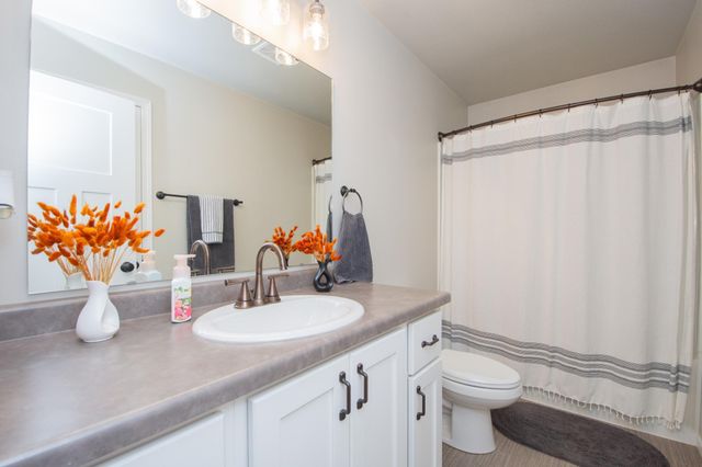 1142 Albert Court W, West Fargo, ND 58078