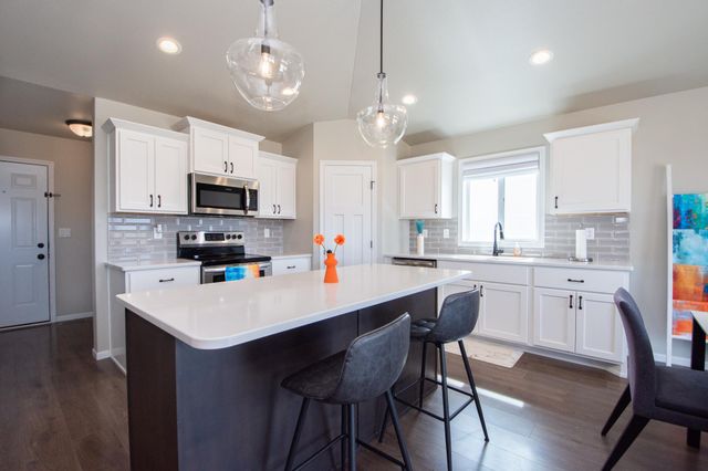 1142 Albert Court W, West Fargo, ND 58078